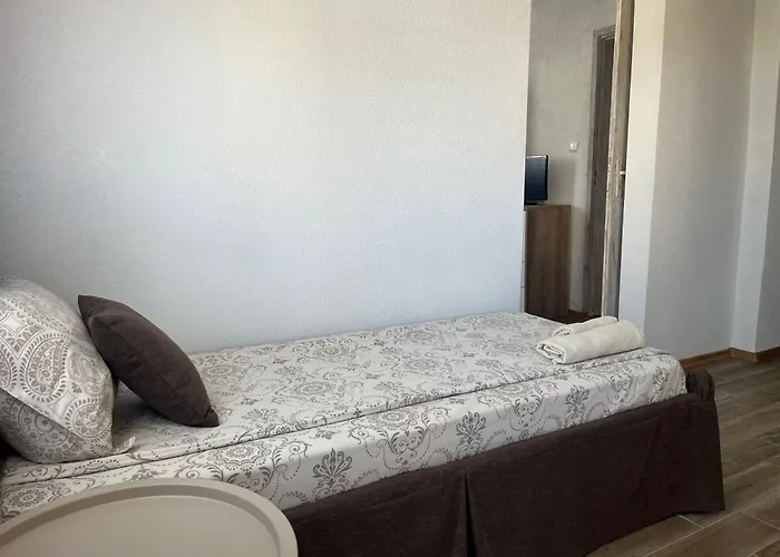 Paunovi בית הארחה 2*